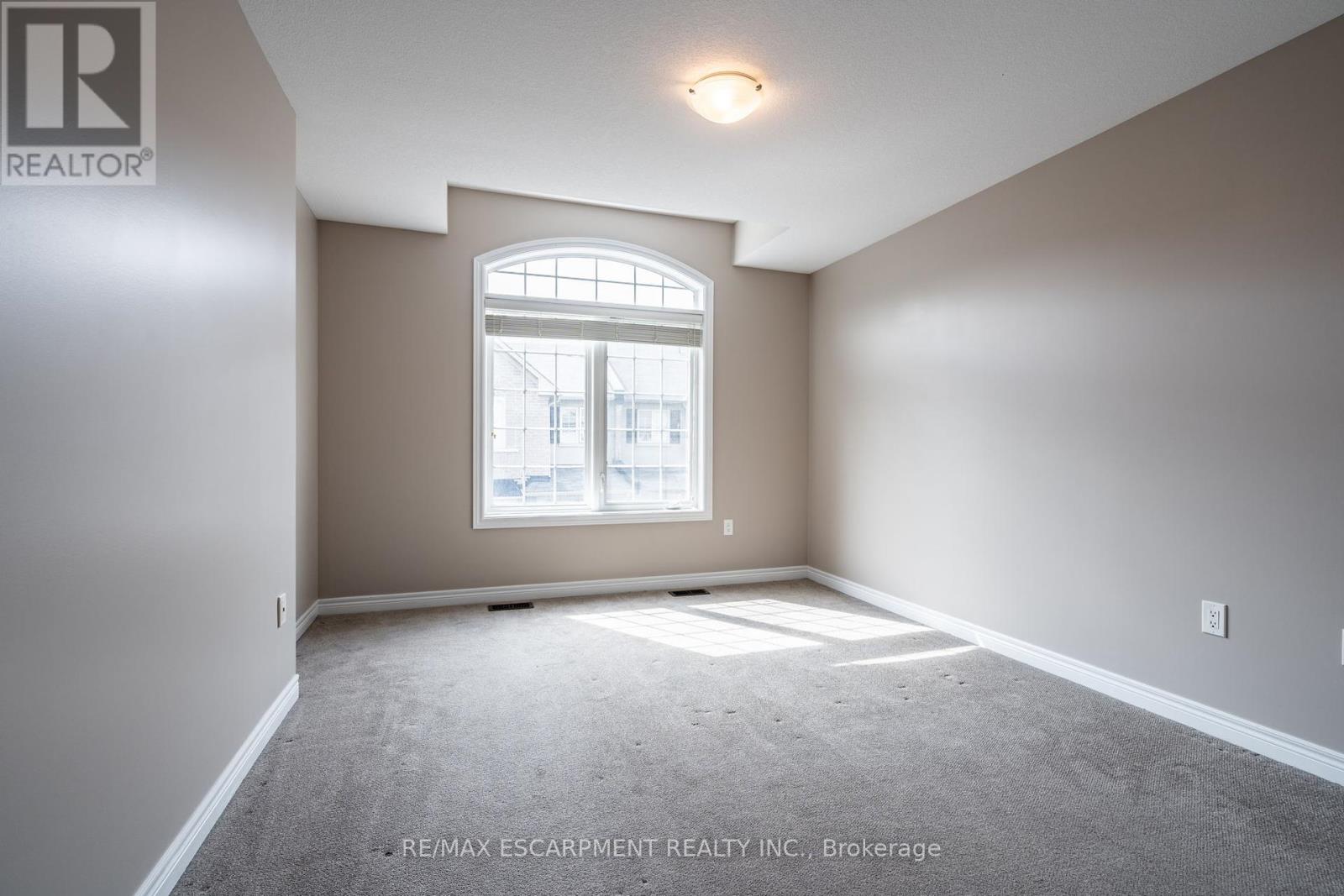 Photo 9 of 41 2086 Ghent Avenue, Burlington ON