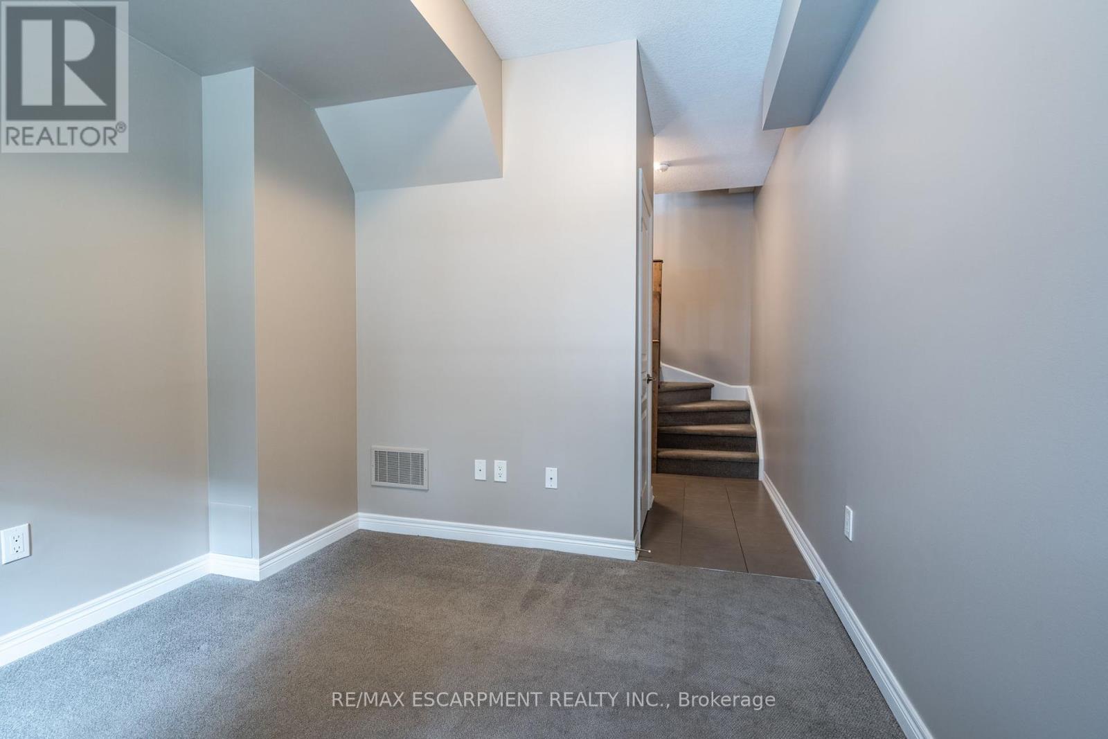 Photo 6 of 41 2086 Ghent Avenue, Burlington ON