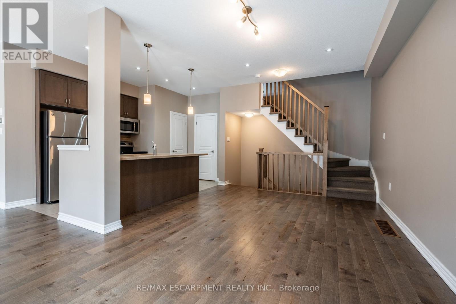 Photo 12 of 41 2086 Ghent Avenue, Burlington ON