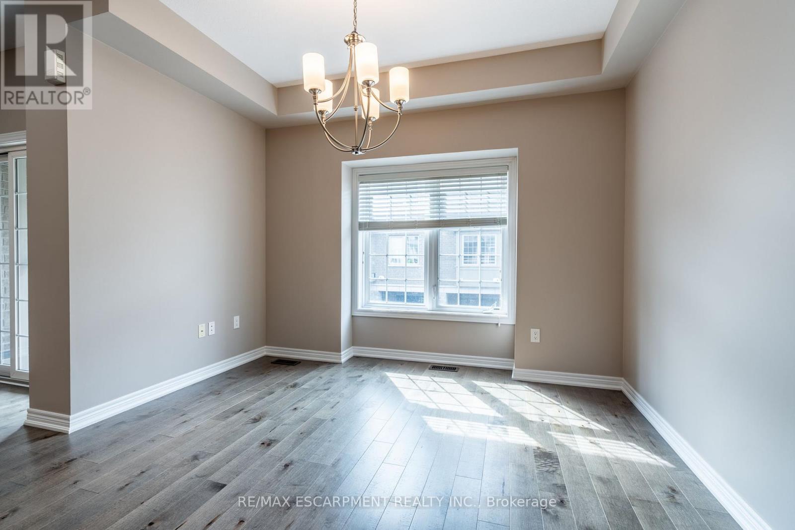Photo 8 of 41 2086 Ghent Avenue, Burlington ON