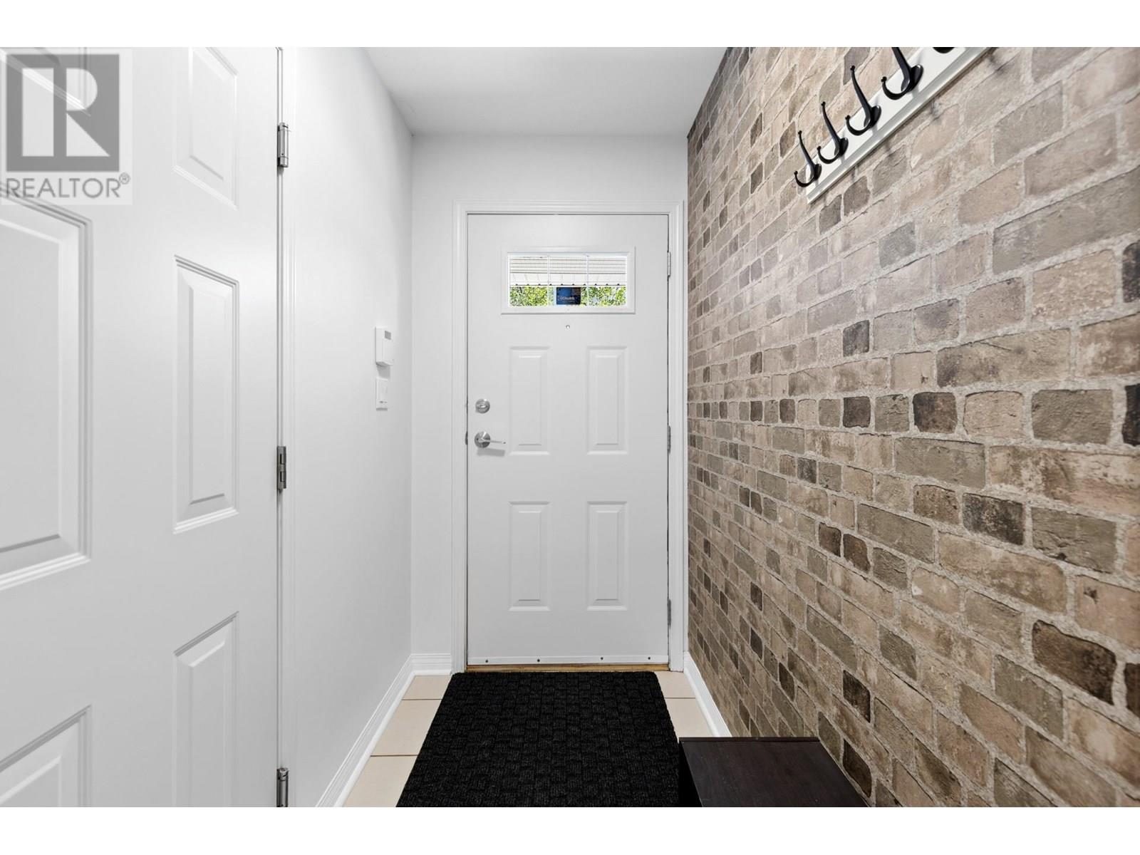 14 1853 Parkview Crescent, Kelowna