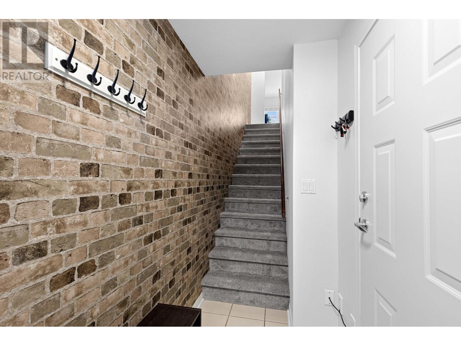14 1853 Parkview Crescent, Kelowna