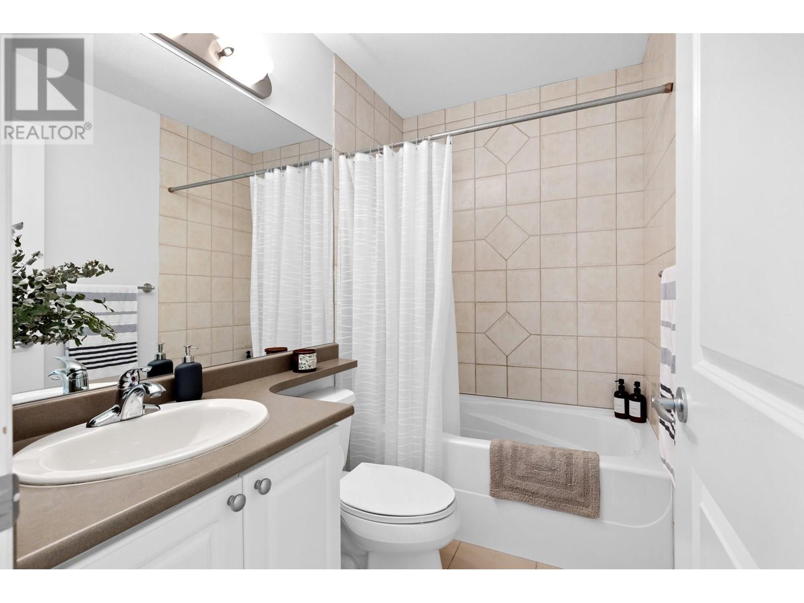14 1853 Parkview Crescent, Kelowna