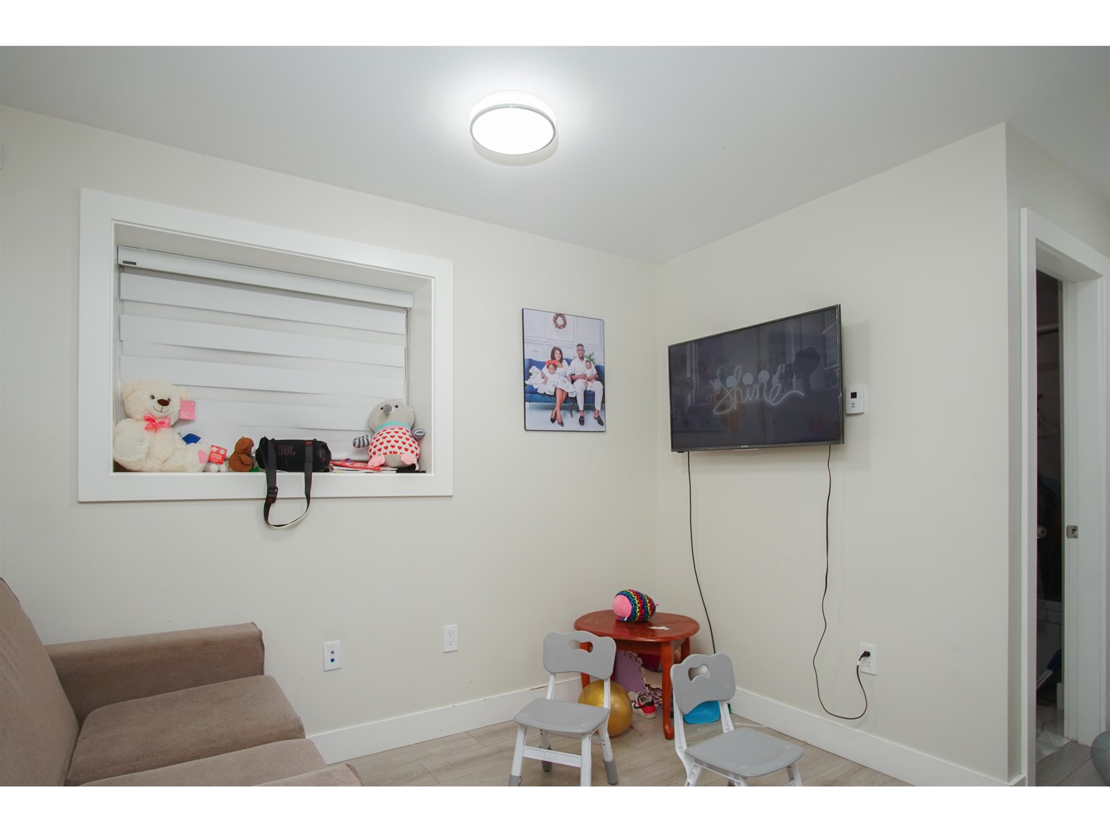 Photo 5 of 19247 71 Avenue, Surrey BC