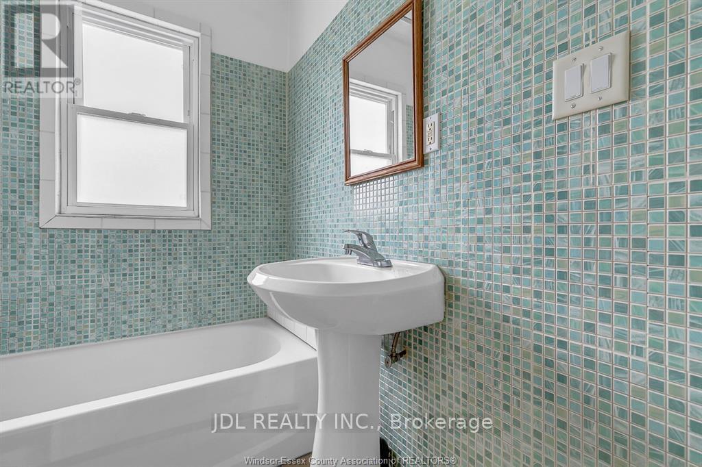 Photo 15 of 721 723 Campbell Avenue, Windsor ON