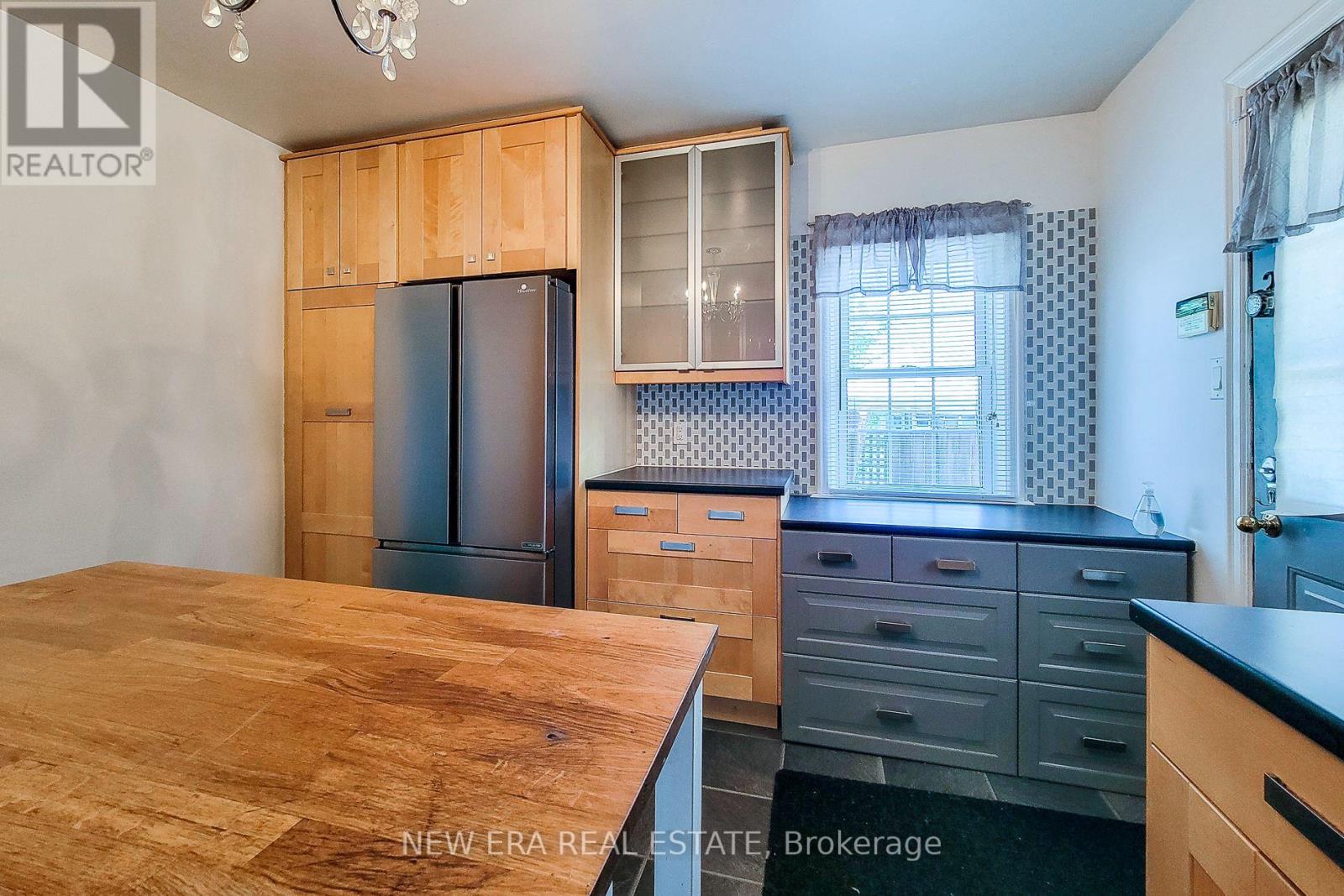 Single Family House for Sale in  ERINDALE AVENUE Hamilton (Rosedale) 