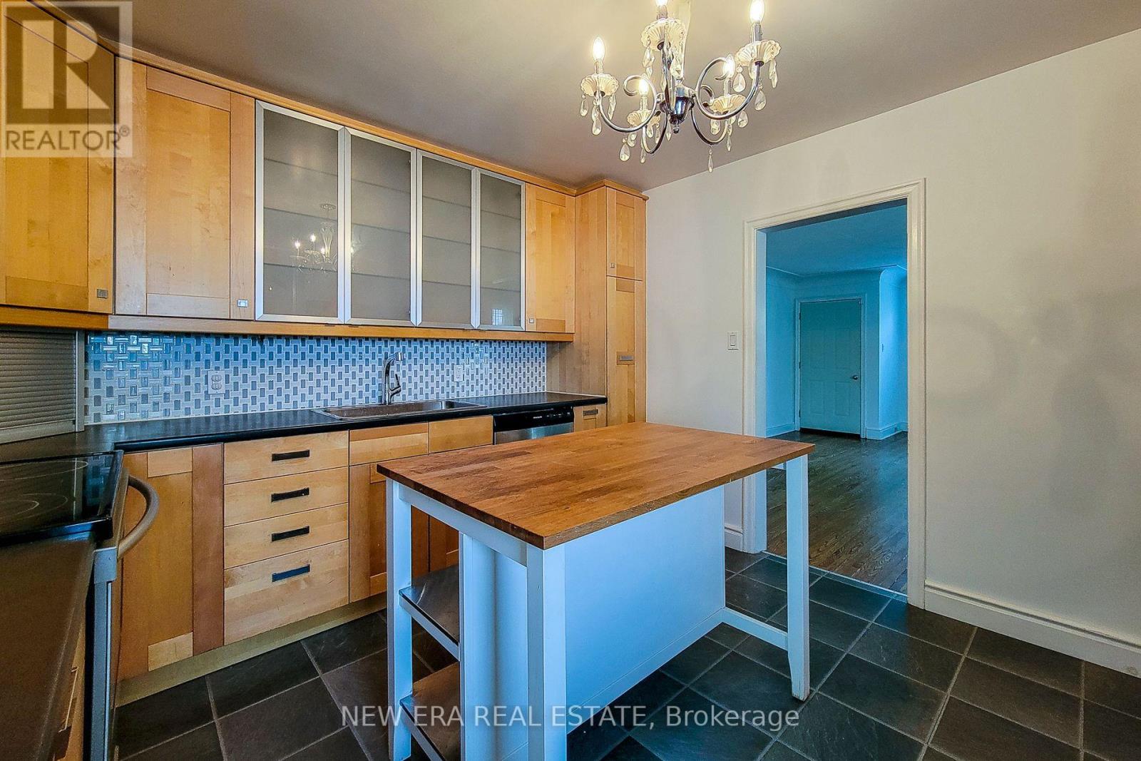 Single Family House for Sale in  ERINDALE AVENUE Hamilton (Rosedale) 
