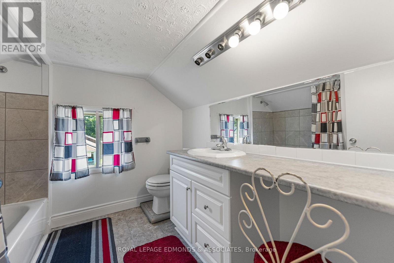 Photo 18 of 961 Bronx Street, Pembroke ON