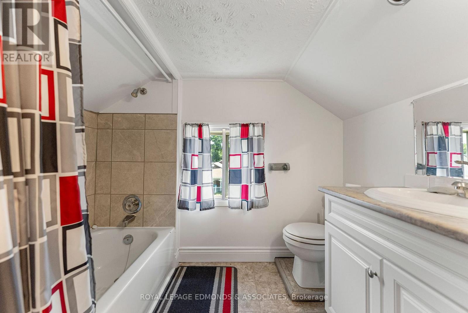 Photo 8 of 961 Bronx Street, Pembroke ON