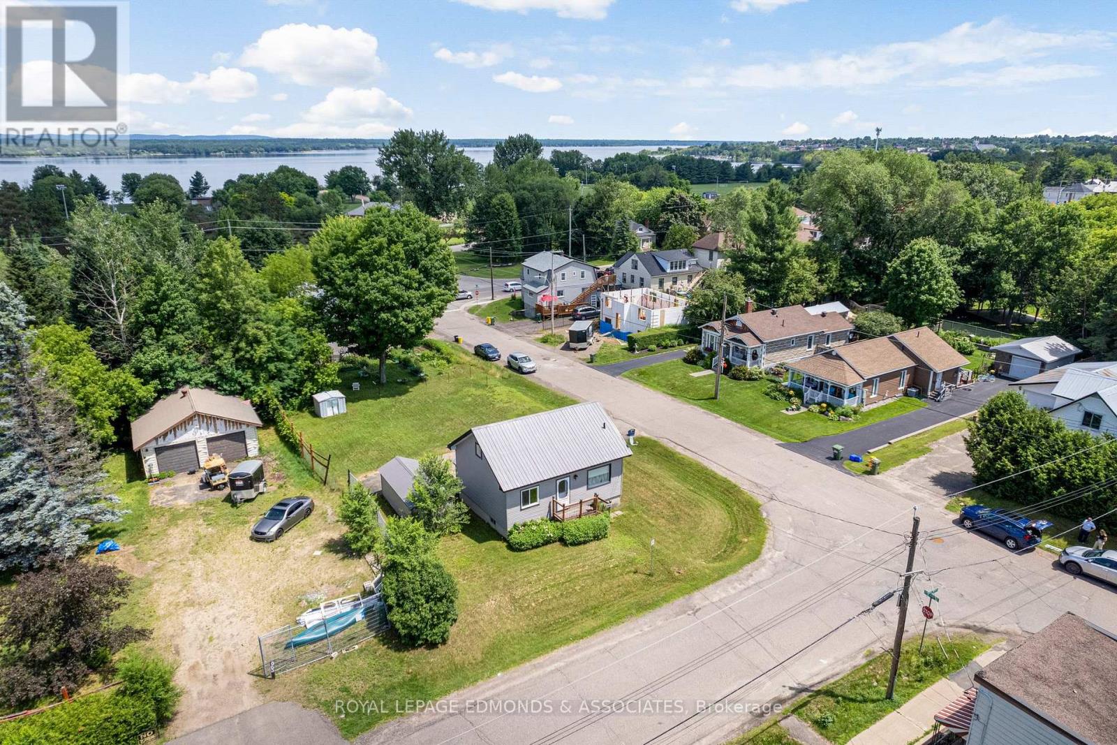 Photo 32 of 961 Bronx Street, Pembroke ON