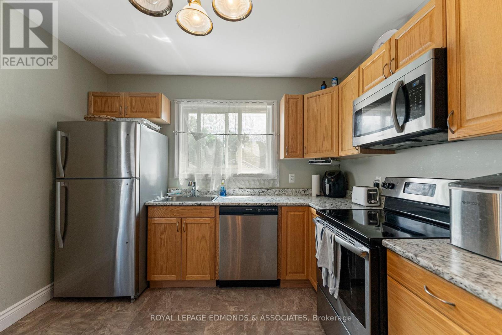 Photo 11 of 961 Bronx Street, Pembroke ON