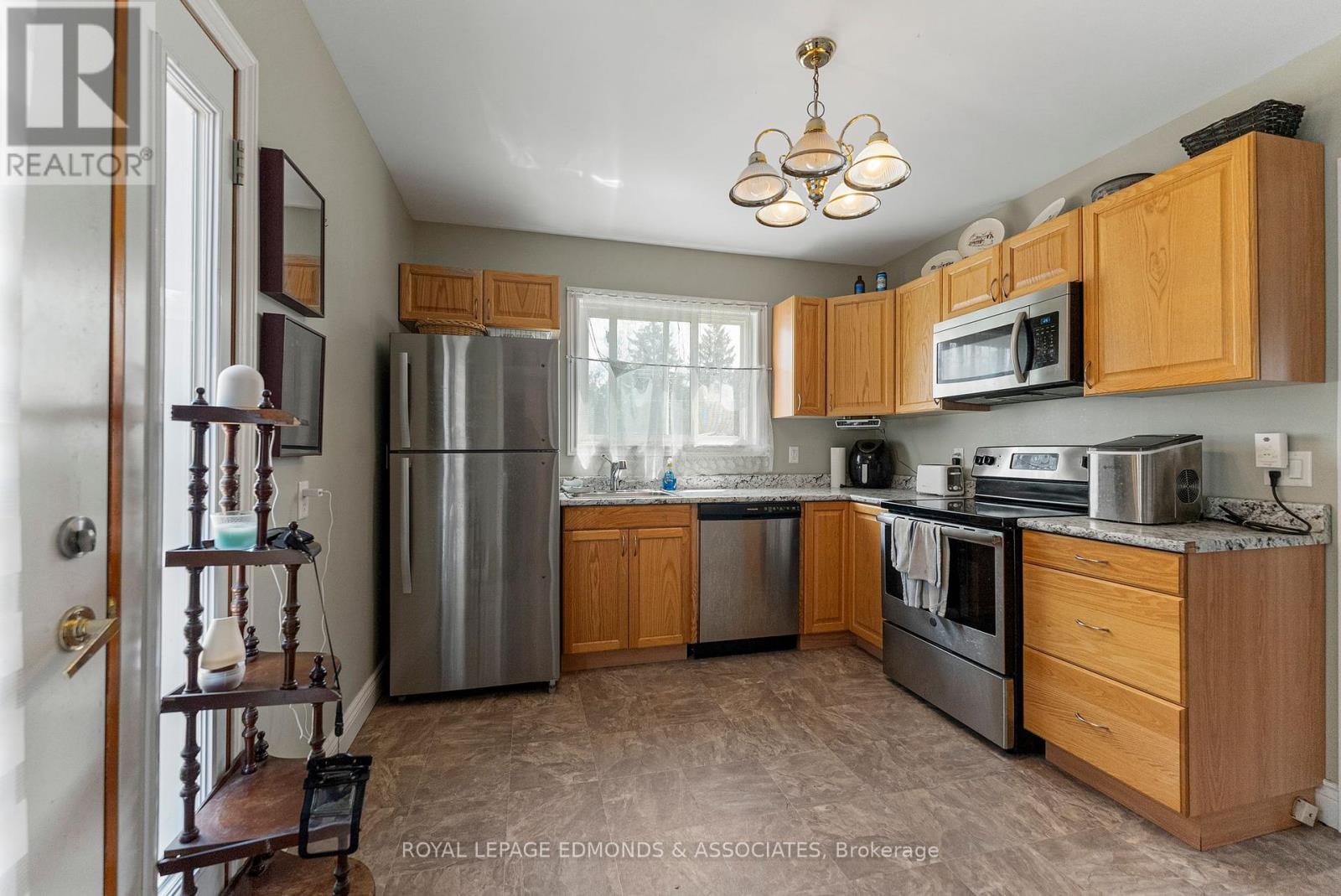 Photo 13 of 961 Bronx Street, Pembroke ON