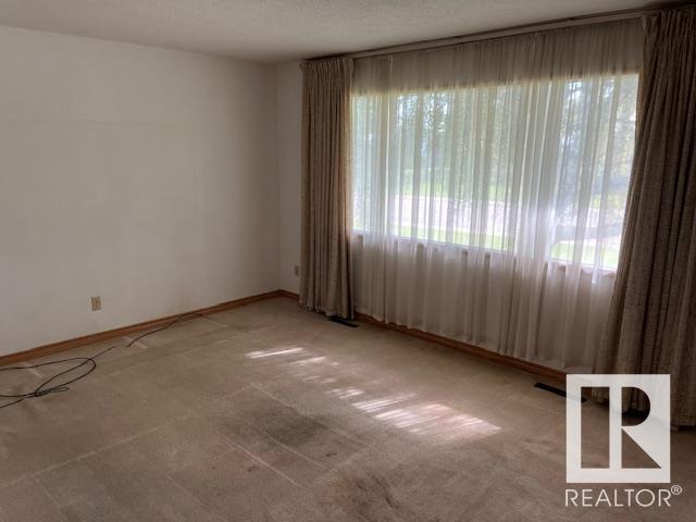 Photo 10 of 13512 65 St Nw, Edmonton AB