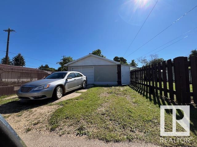 Photo 2 of 13512 65 St Nw, Edmonton AB