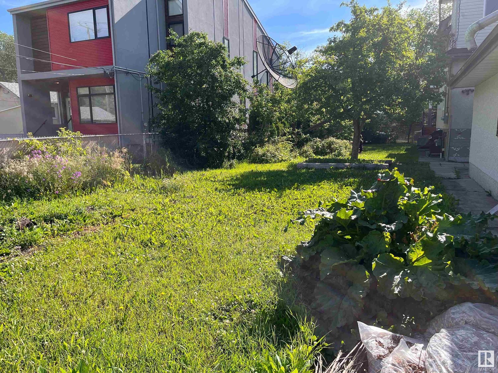 Photo 1 of 11910 76 St Nw, Edmonton AB