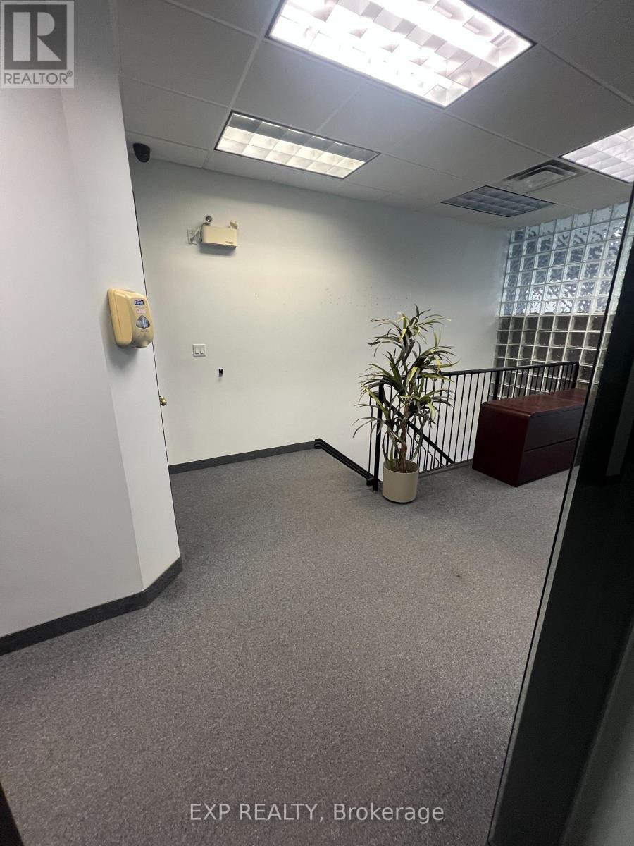 Photo 12 of 8 951 Wilson Avenue, Toronto ON