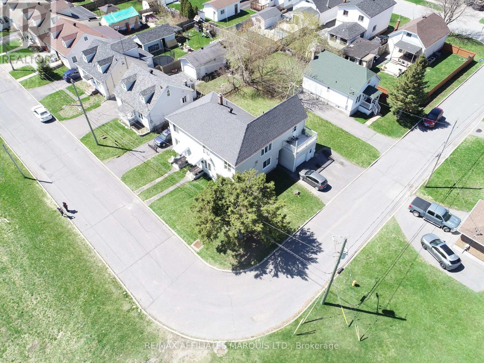 Photo 3 of 141 Cornwallis Avenue, Cornwall ON