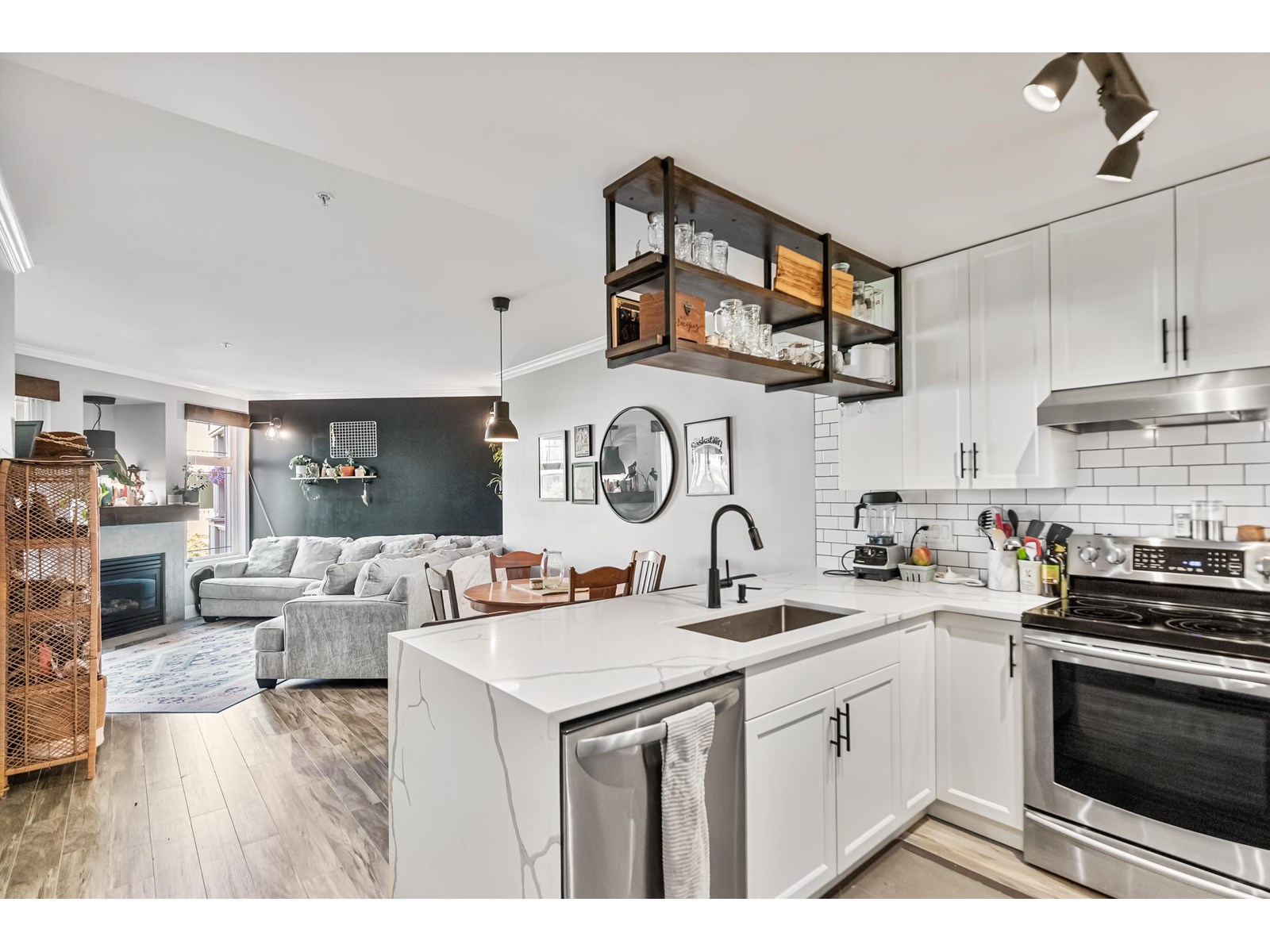 Photo 1 of 308 15368 16 A Avenue, Surrey BC