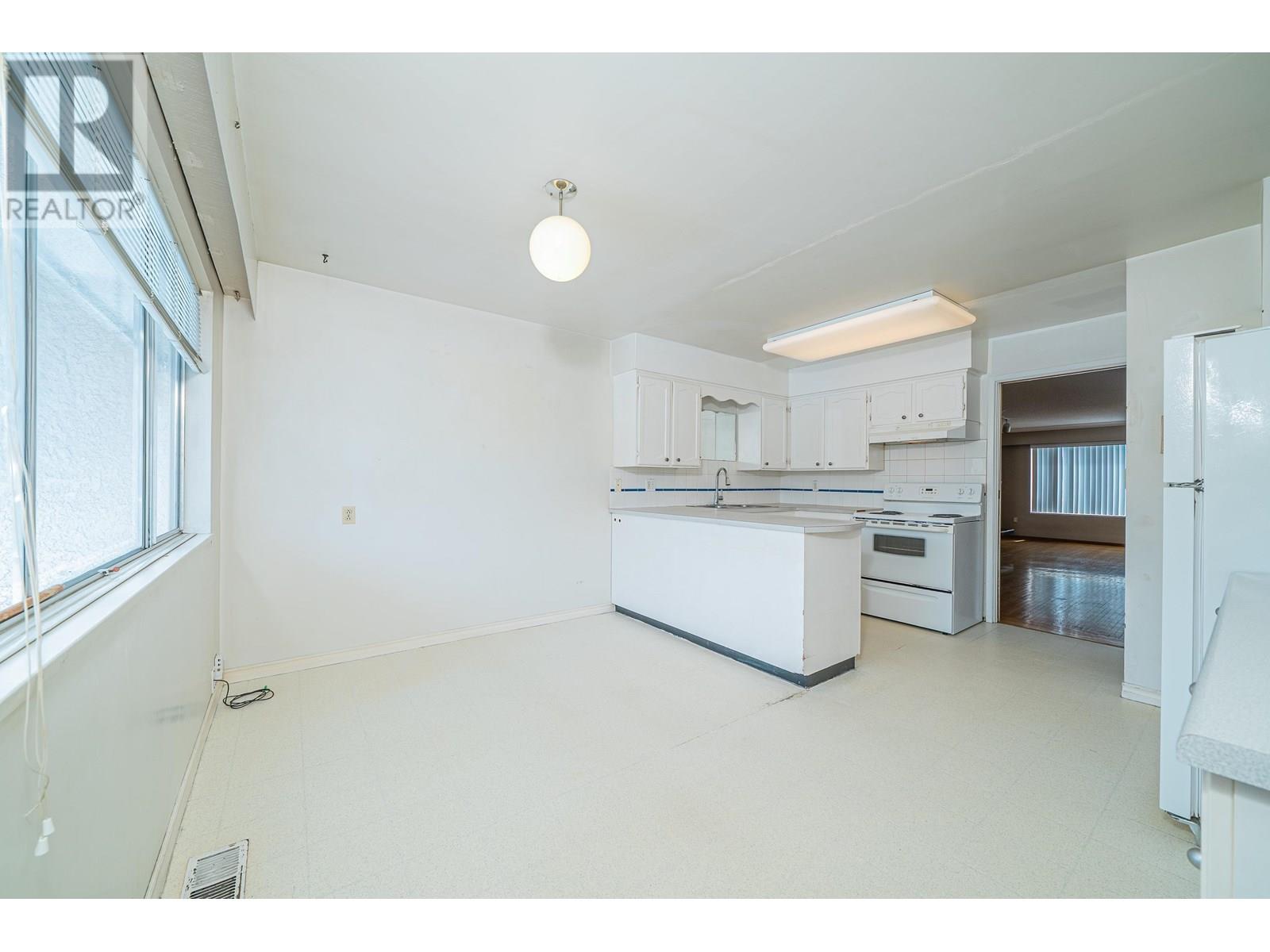 6651 LOCHDALE STREET, Burnaby