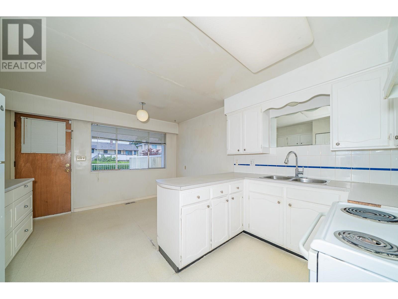 6651 LOCHDALE STREET, Burnaby
