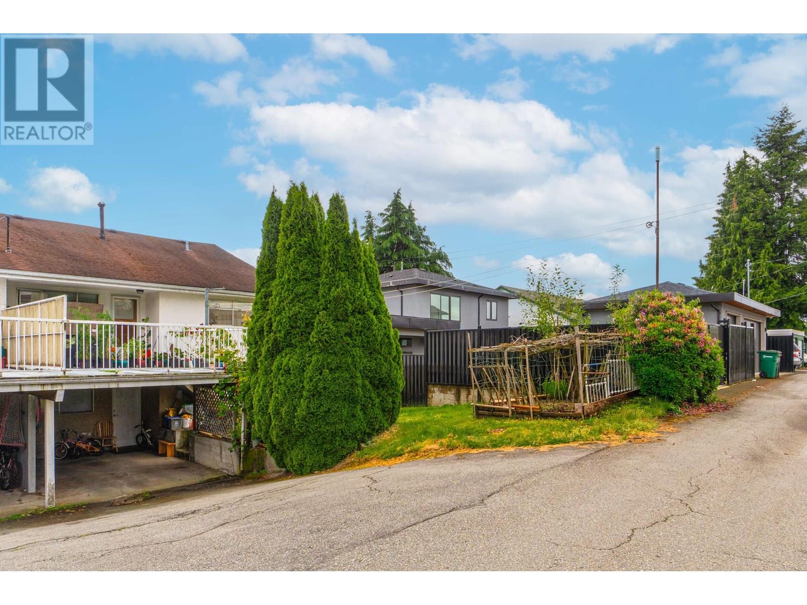 6651 LOCHDALE STREET, Burnaby
