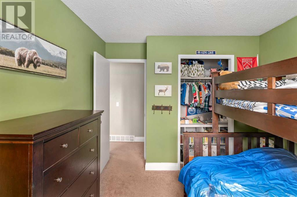 Single Family House 3 Level for Sale in  Huntbourne Hill NE Huntington Hills Calgary 