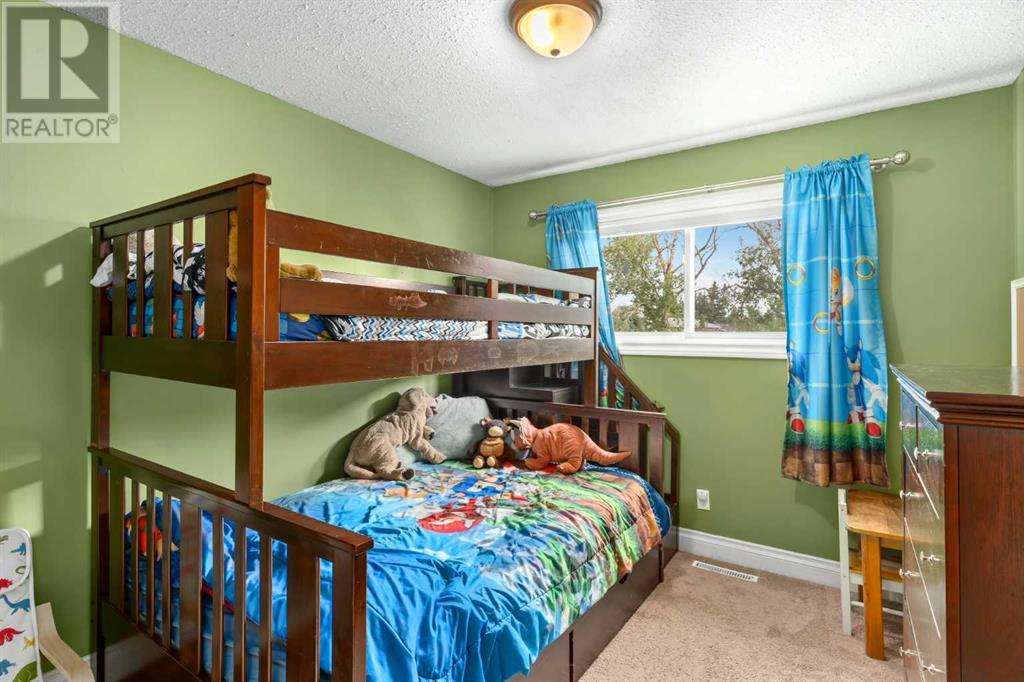 Single Family House 3 Level for Sale in  Huntbourne Hill NE Huntington Hills Calgary 