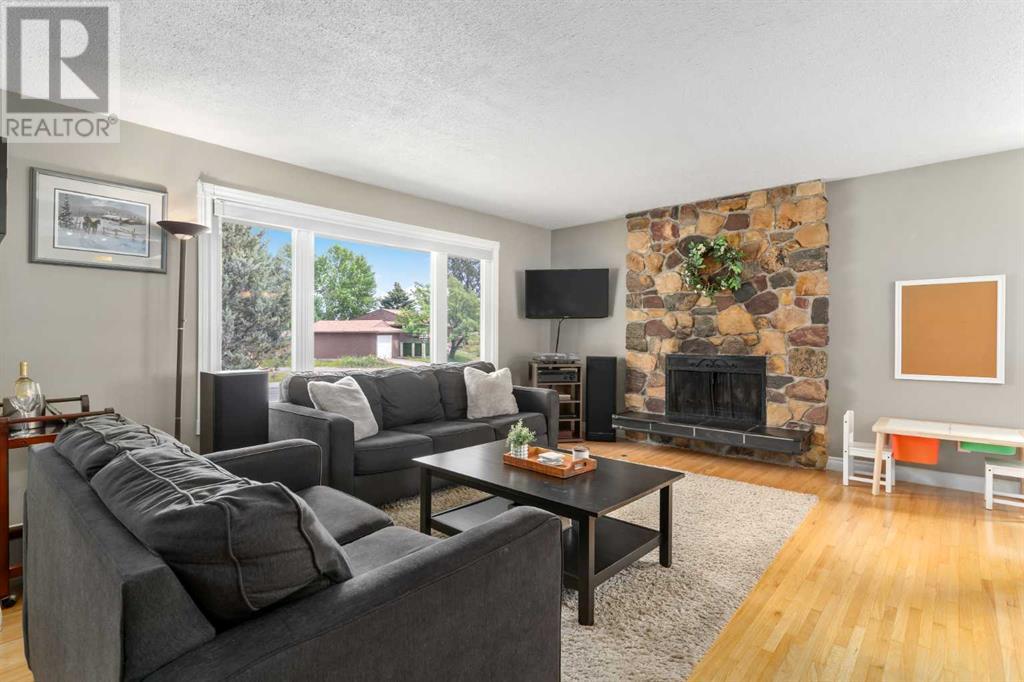 Single Family House 3 Level for Sale in  Huntbourne Hill NE Huntington Hills Calgary 
