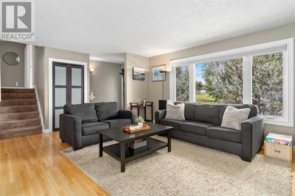 Single Family House 3 Level for Sale in  Huntbourne Hill NE Huntington Hills Calgary 