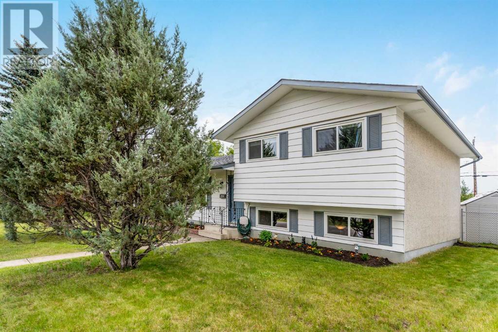 Single Family House 3 Level for Sale in  Huntbourne Hill NE Huntington Hills Calgary 