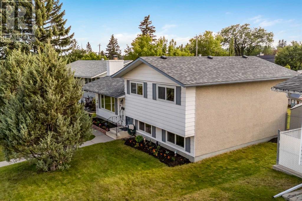 Single Family House 3 Level for Sale in  Huntbourne Hill NE Huntington Hills Calgary 
