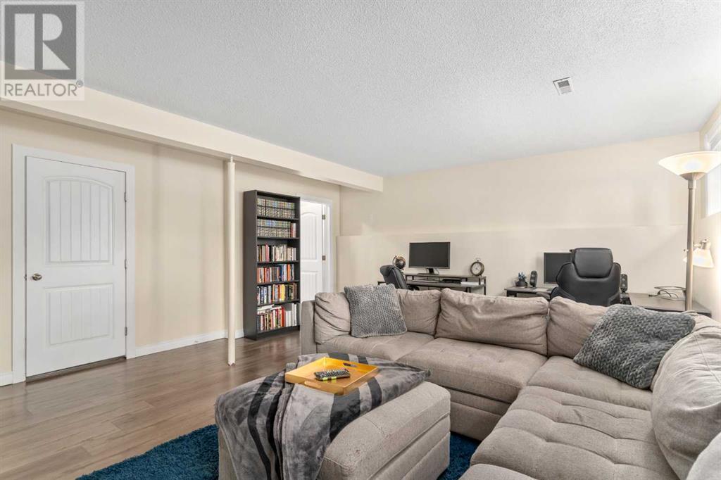 Single Family House 3 Level for Sale in  Huntbourne Hill NE Huntington Hills Calgary 