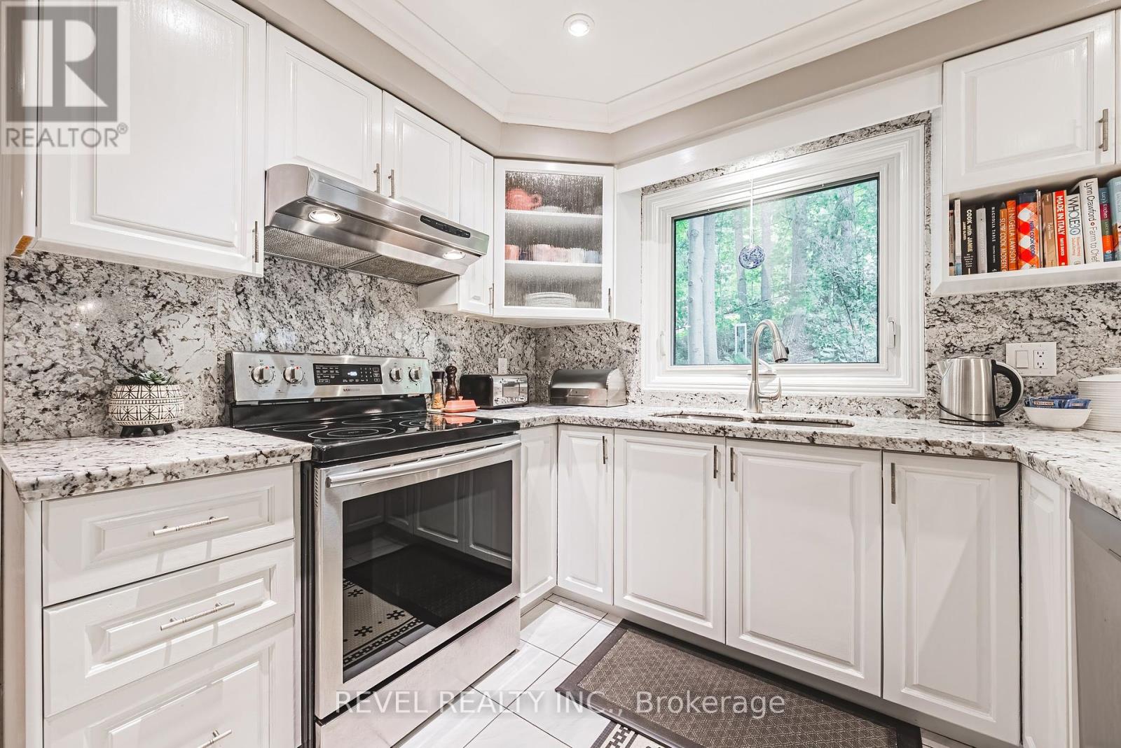 Photo 4 of 116 Campbell Avenue E, Milton ON