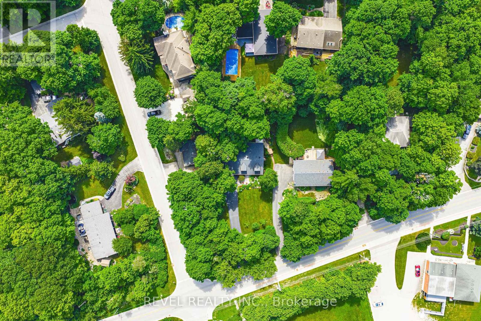 Photo 16 of 116 Campbell Avenue E, Milton ON