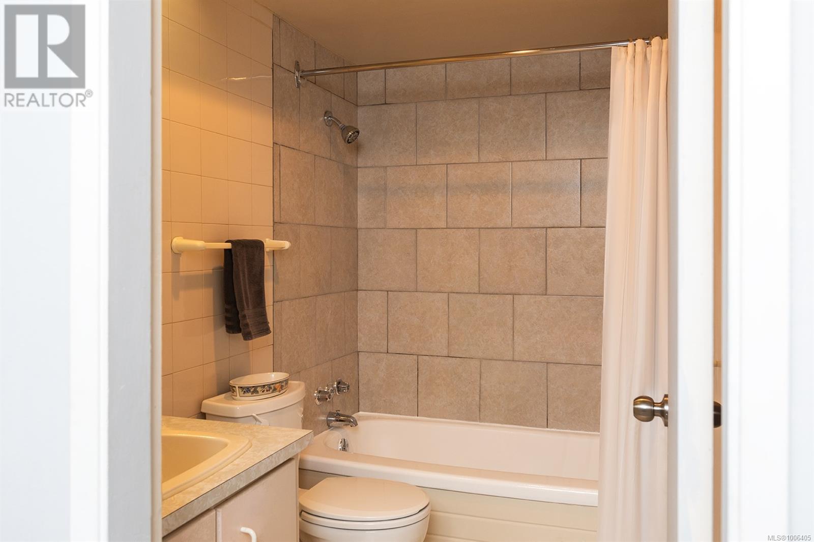 Photo 14 of 305 1151 Oscar St, Victoria BC