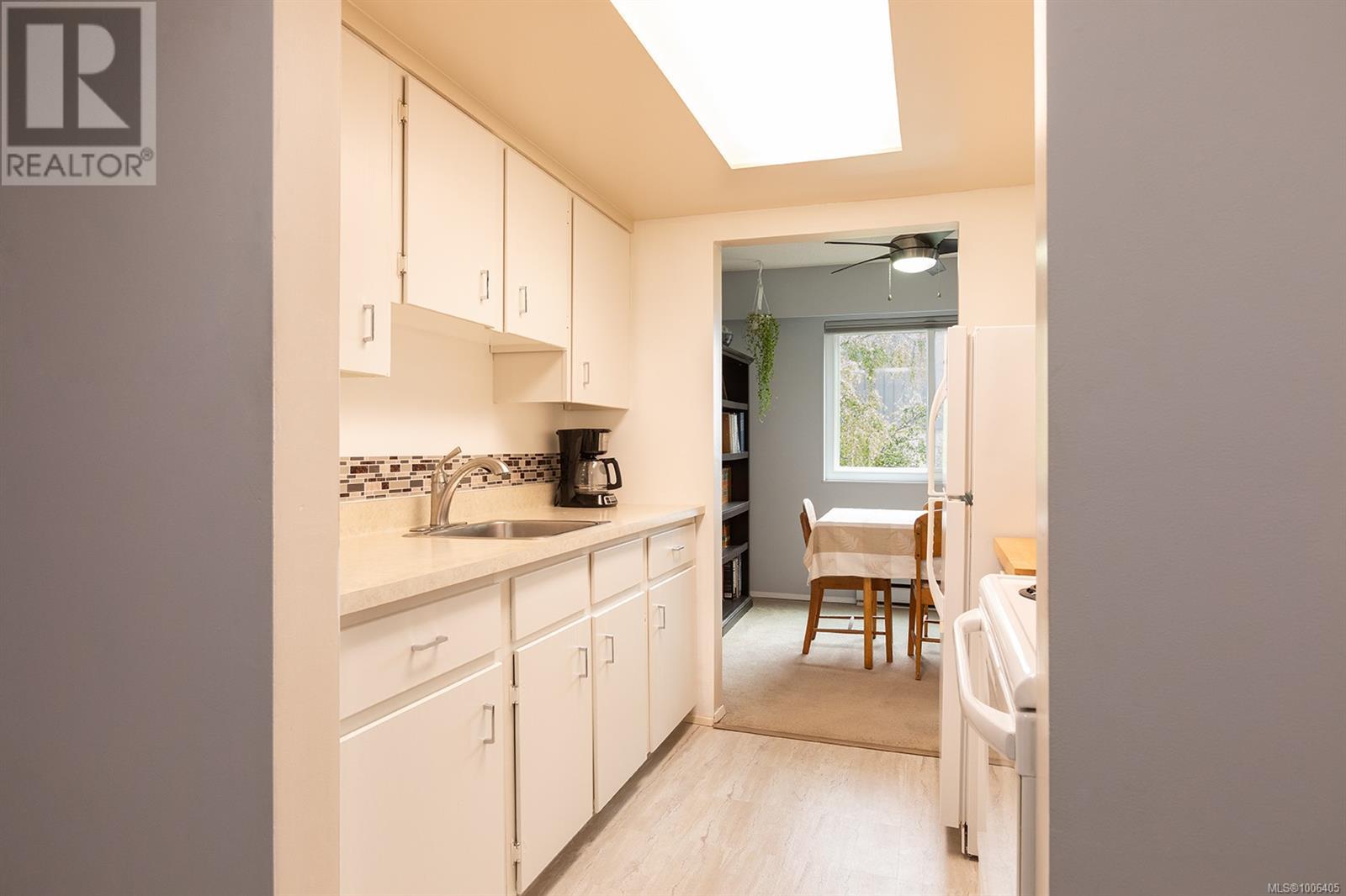 Photo 13 of 305 1151 Oscar St, Victoria BC