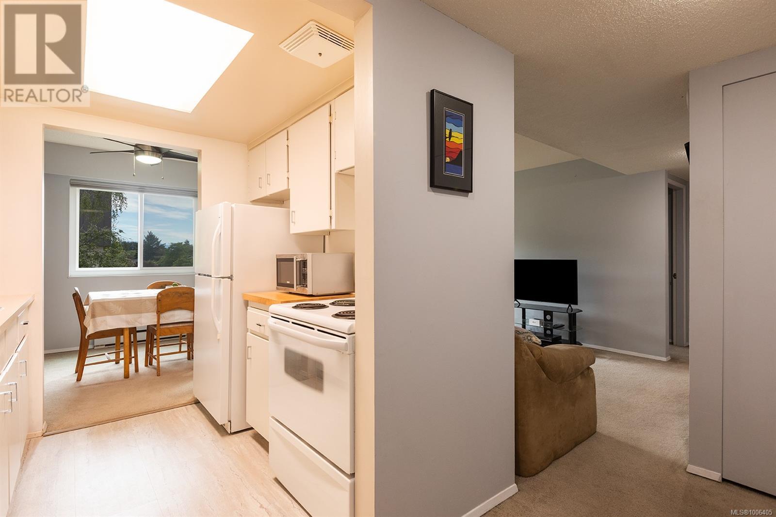 Photo 10 of 305 1151 Oscar St, Victoria BC