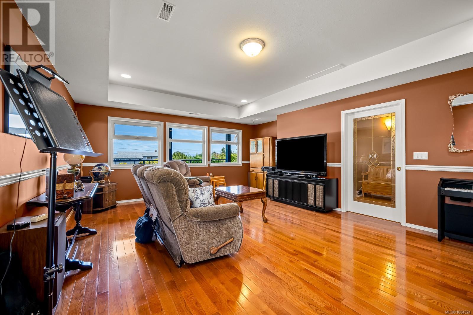 6349 Eagles Dr, Courtenay