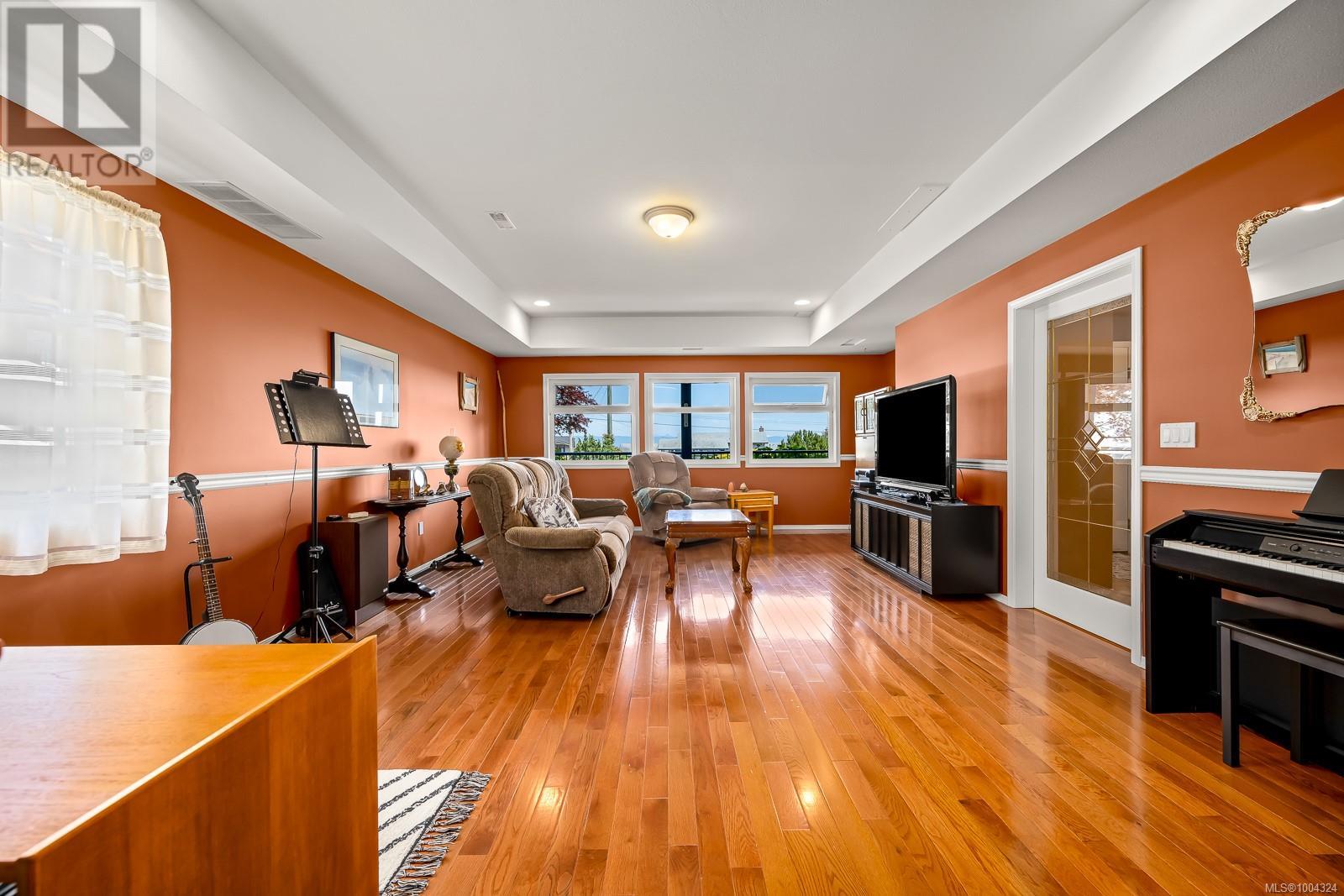6349 Eagles Dr, Courtenay
