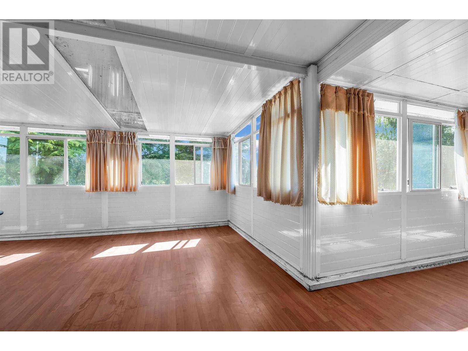 Photo 5 of 10520 Sidaway Road, Richmond BC