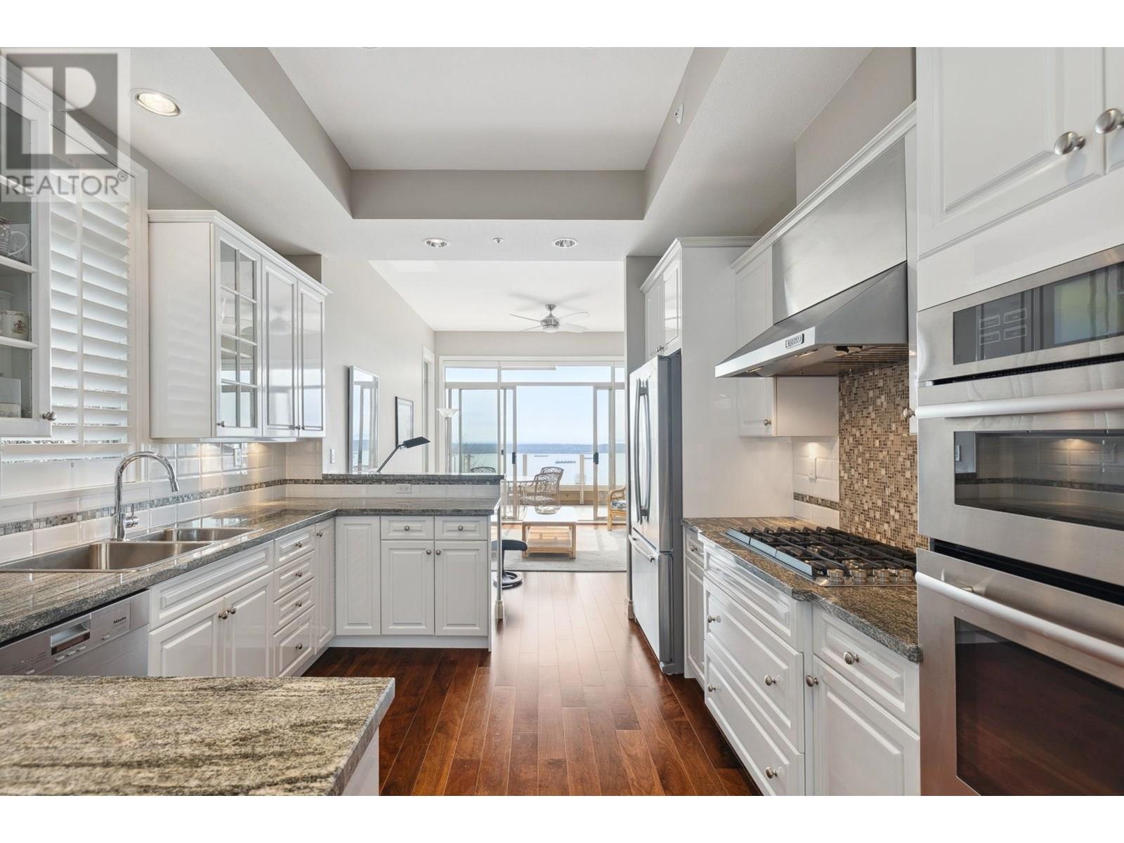 Photo 3 of 2416 Carr Lane, West Vancouver BC