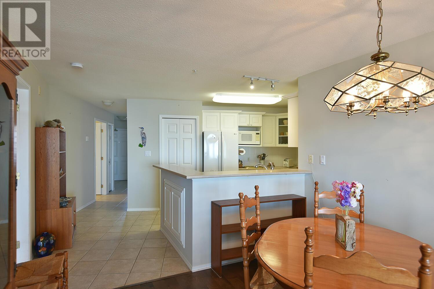 104 5470 INLET AVENUE, Sechelt