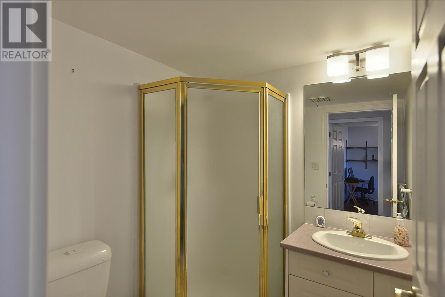104 5470 INLET AVENUE, Sechelt