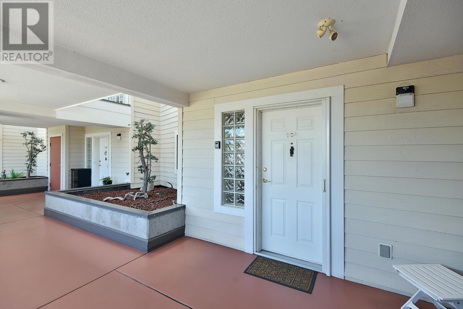 104 5470 INLET AVENUE, Sechelt