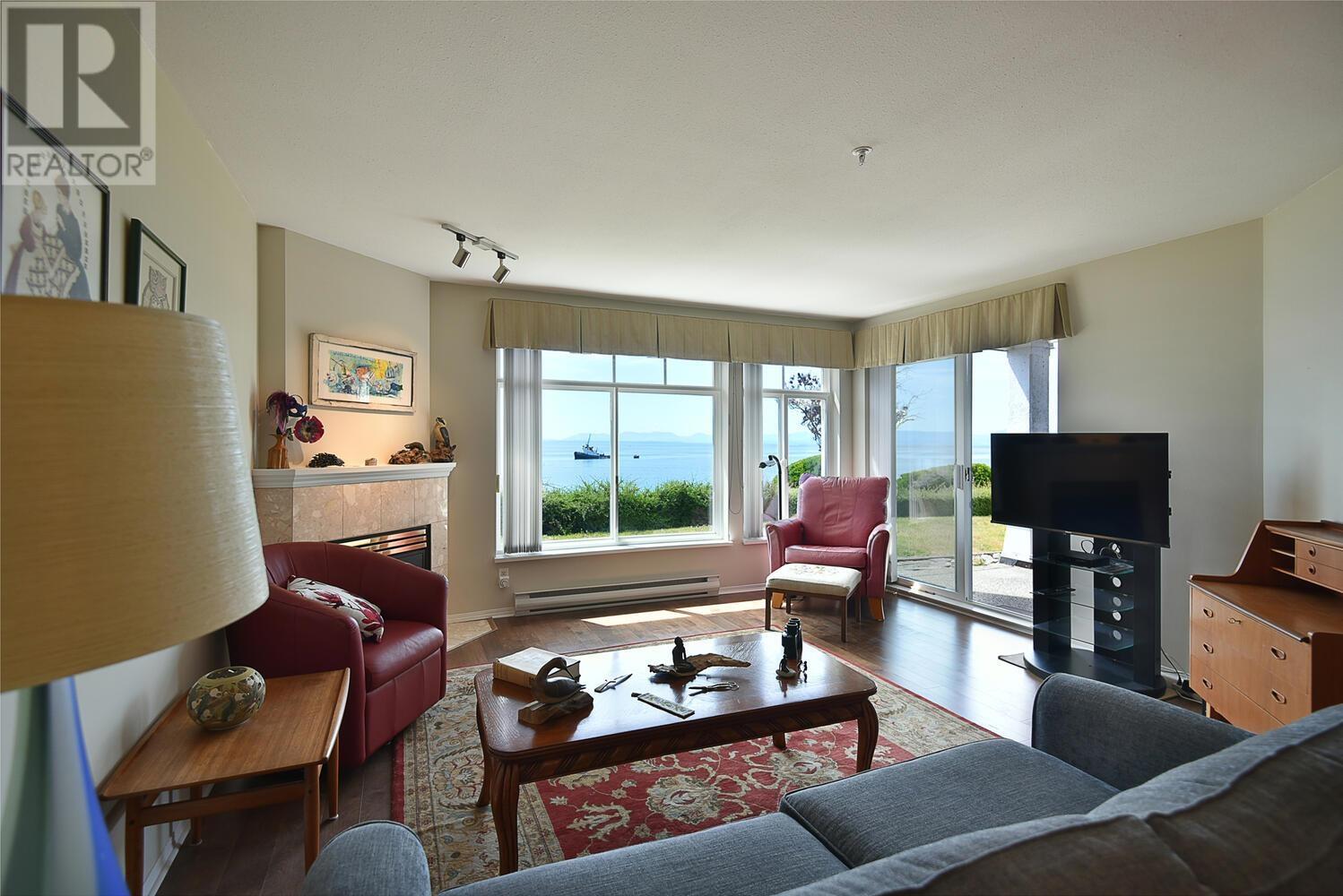 104 5470 INLET AVENUE, Sechelt
