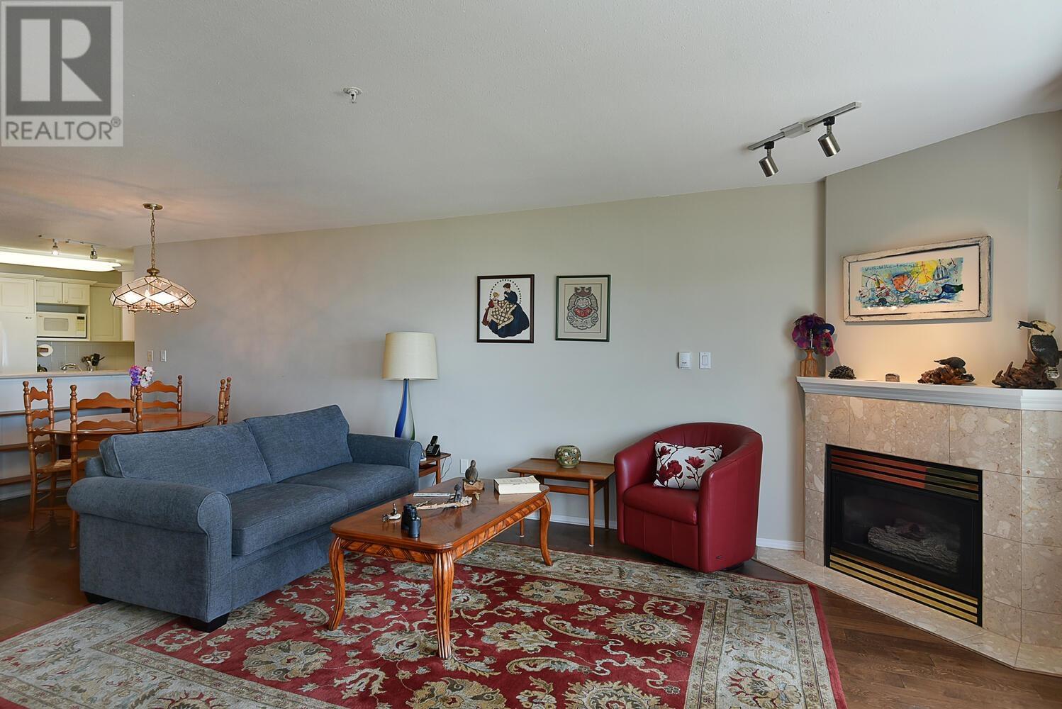 104 5470 INLET AVENUE, Sechelt