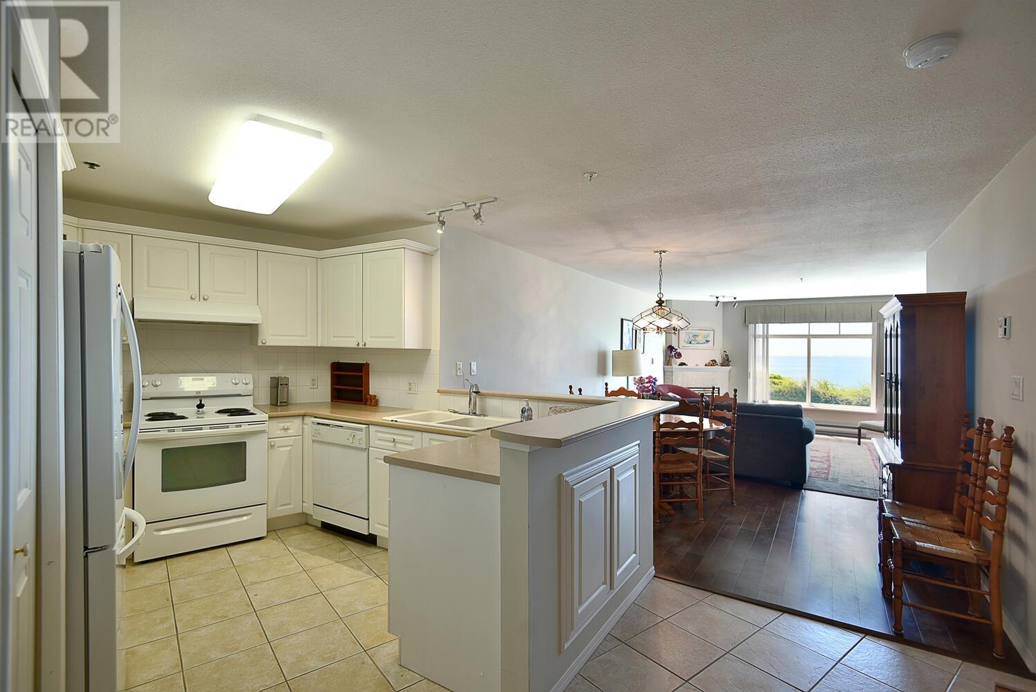 104 5470 INLET AVENUE, Sechelt