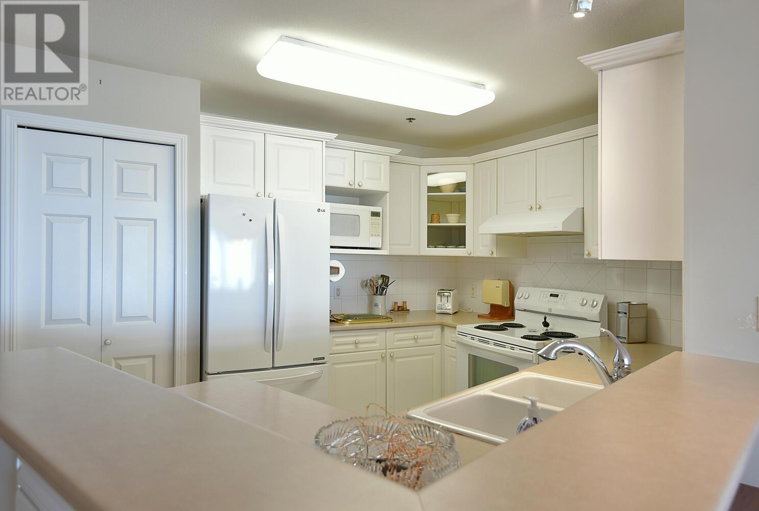104 5470 INLET AVENUE, Sechelt