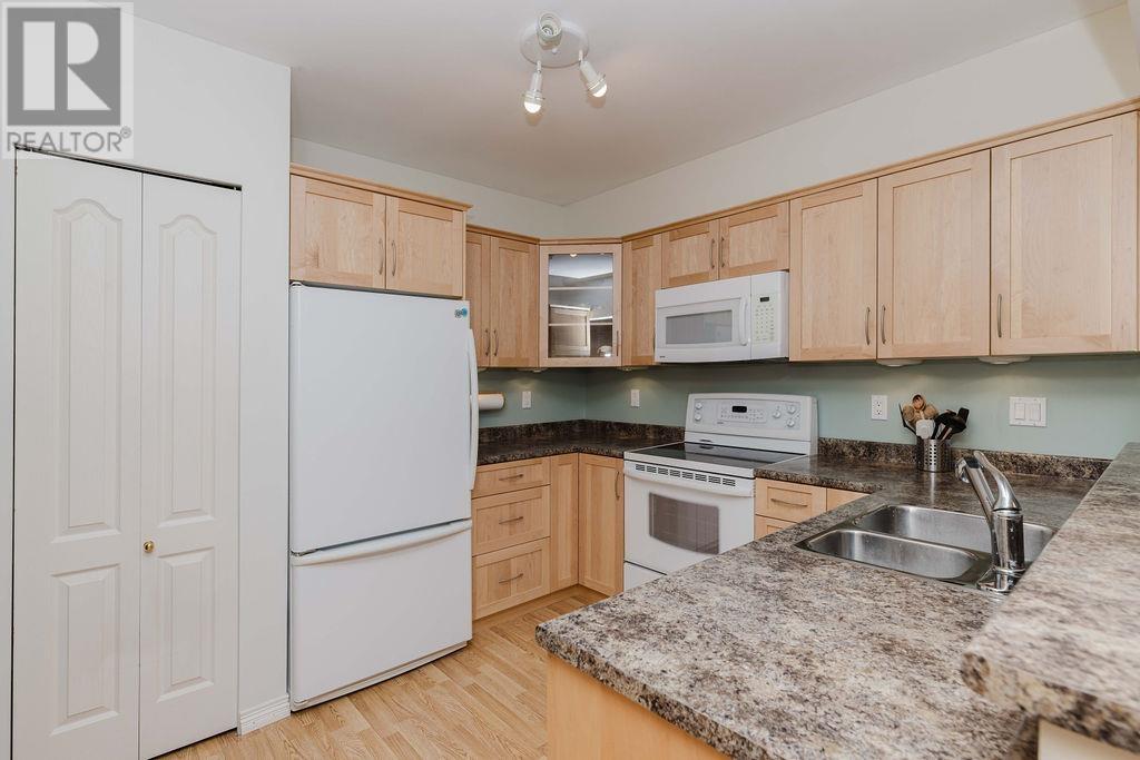 302 5780 TRAIL AVENUE, Sechelt