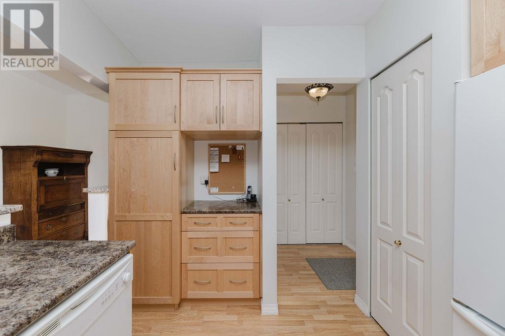 302 5780 TRAIL AVENUE, Sechelt